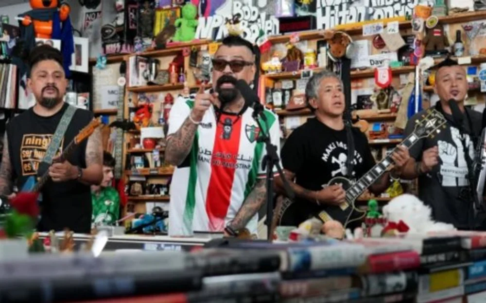 Vocalista de Panteón Rococó luce la camiseta de Palestino en Tiny Desk de NPR