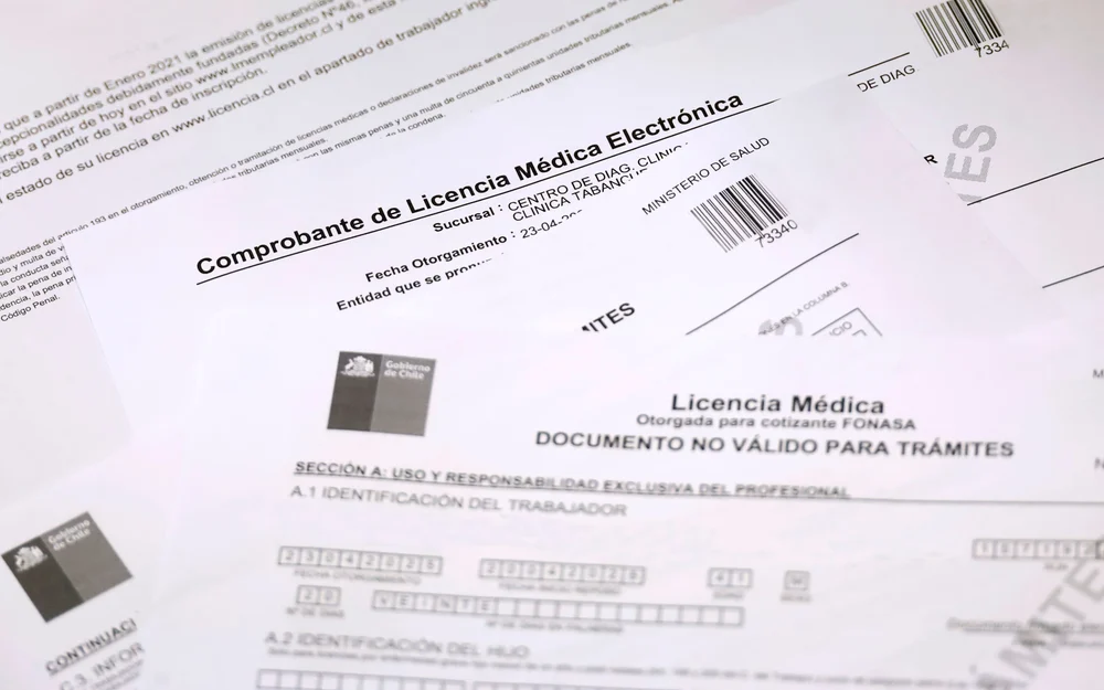 Contraloría detecta 7.207 funcionarios que viajaron al extranjero con licencia médica en 2025