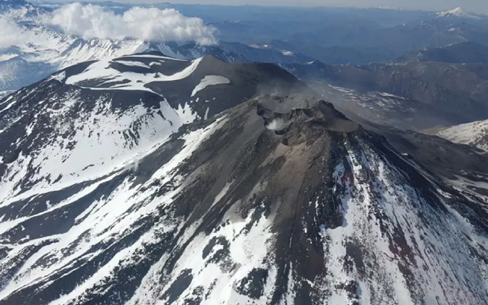Nevados de Chillán: Sernageomin detecta explosiones más energéticas y proyectiles de mayor alcance