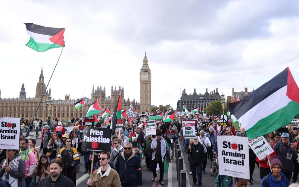 Miles marchan en Londres bajo la consigna "tres años de genocidio" en apoyo a Palestina