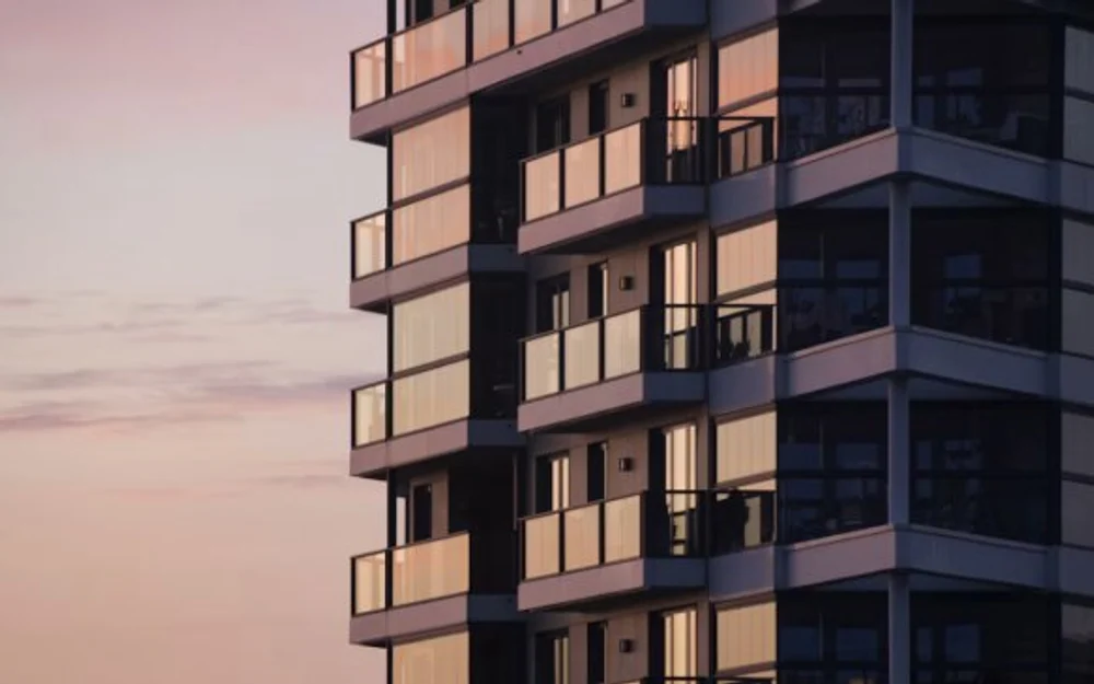 Detienen a ladrón que escaló balcones para robar en edificio de Providencia