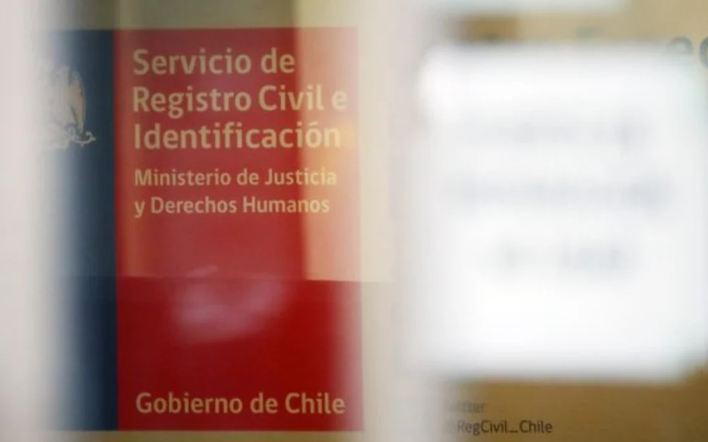 Justicia ordena al Registro Civil corregir acta de mortinato y entregar restos a padres en Valparaíso