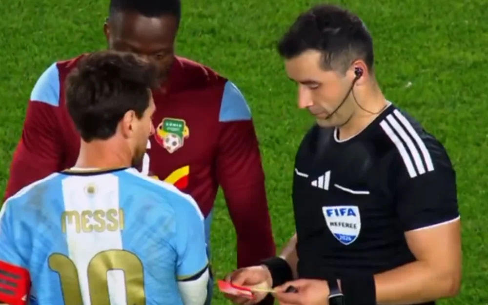 Véjar le regaló las tarjetas del partido a Messi en su despedida de la selección argentina