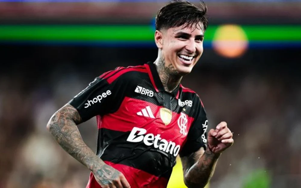 STJD brasileño acusa a Erick Pulgar por entrada violenta en el clásico Flamengo-Fluminense
