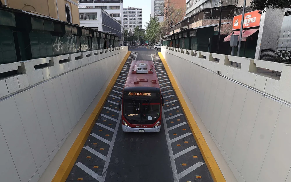 Eje Bandera reabre al transporte público en Santiago tras 13 años