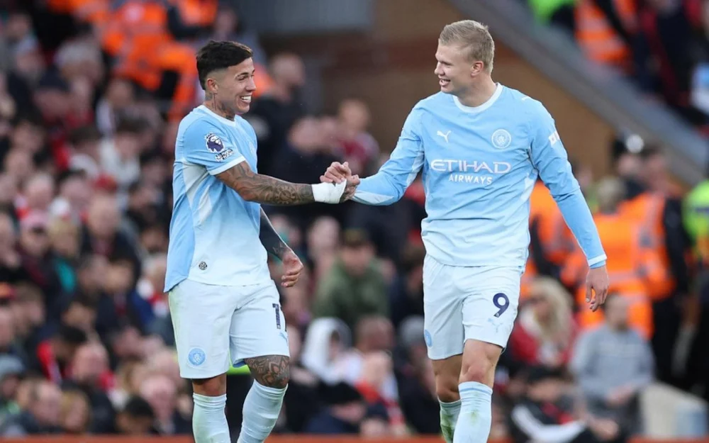 Manchester City golea a Liverpool en Anfield y mantiene su campaña perfecta