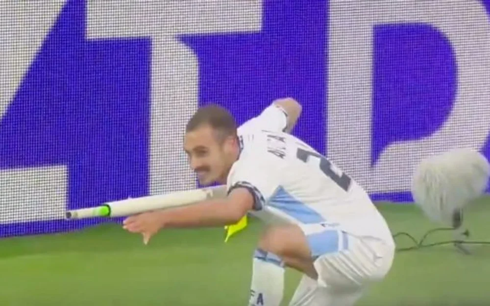 Árbitro expulsa a delantero israelí por festejo con banderín en la Nations League