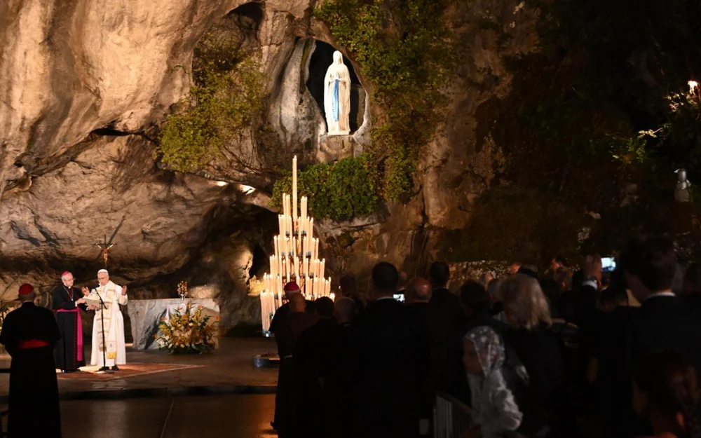El papa Francisco oró en la gruta de Lourdes por una Francia sin violencia y por gobernantes sabios
