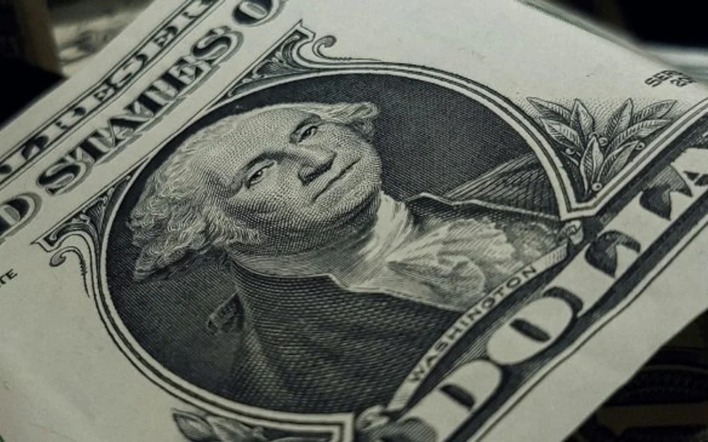 Dólar cierra en 990 pesos y queda a diez de la barrera de los 1.000