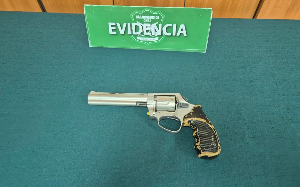 Seis detenidos tras robo con violencia de un auto en Ñuñoa que terminó en choque con un bus