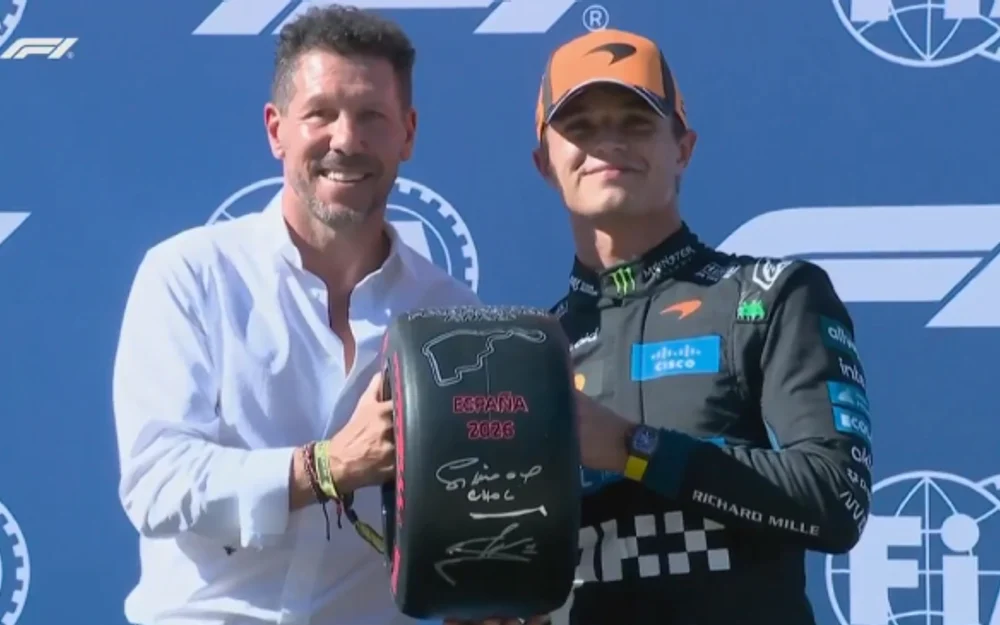 Simeone entregó el trofeo de la pole a Norris en el Gran Premio de España