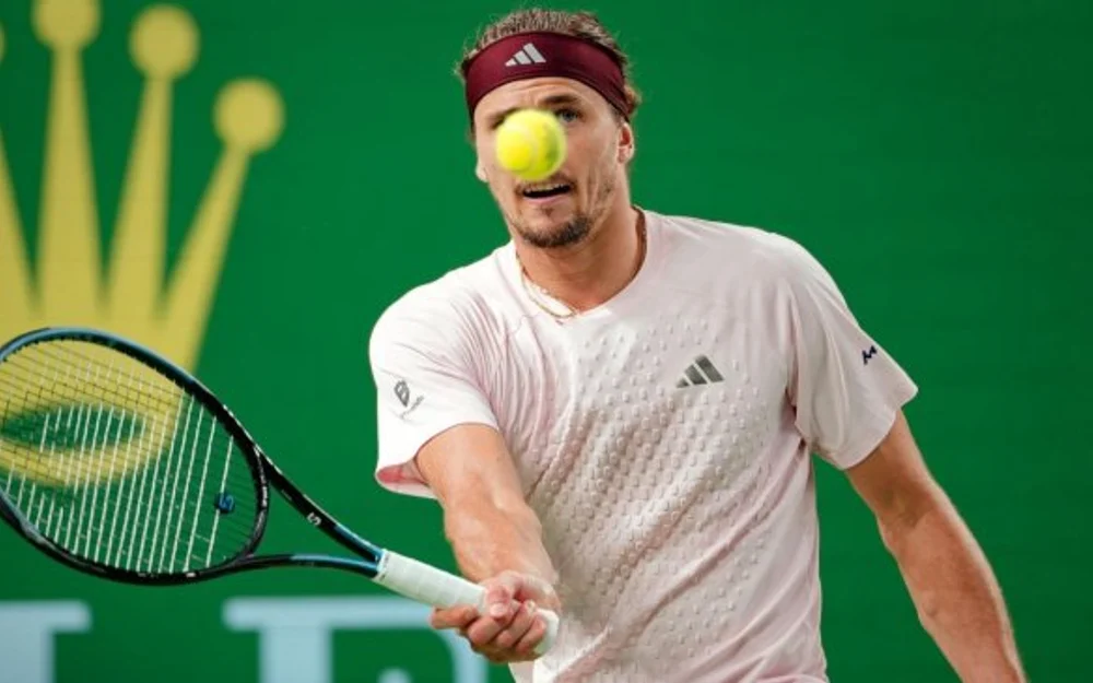 Zverev avanza en Shanghái con molestias en el tobillo y espera De Miñaur en cuartos