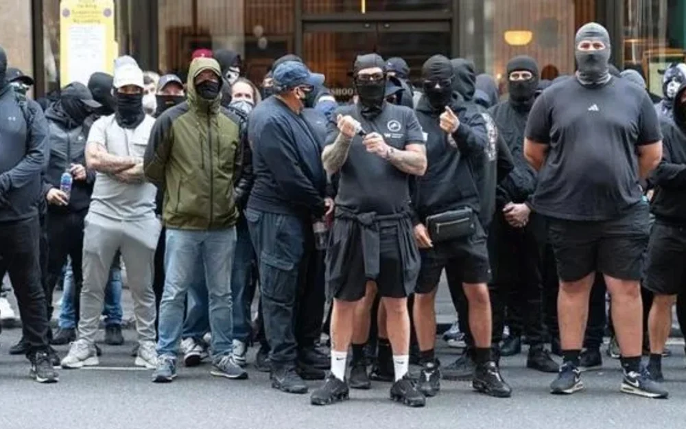 Patriot Platform: encapuchados irrumpen en hotel de Portsmouth y bloquean puertos en Reino Unido