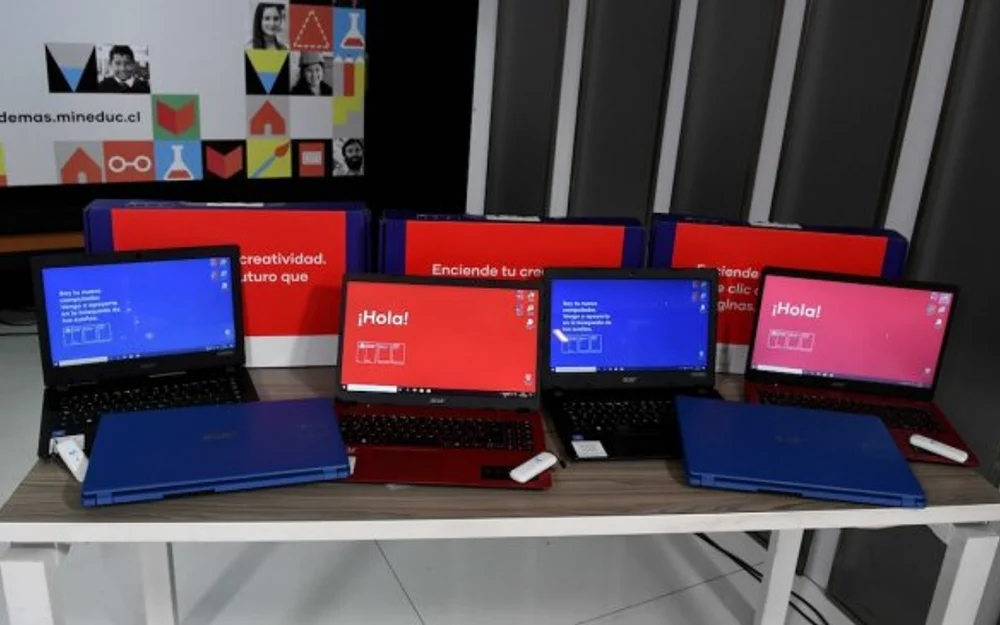 Diez diputados de oposición piden a Hacienda y Educación mantener la entrega de computadores a séptimo básico