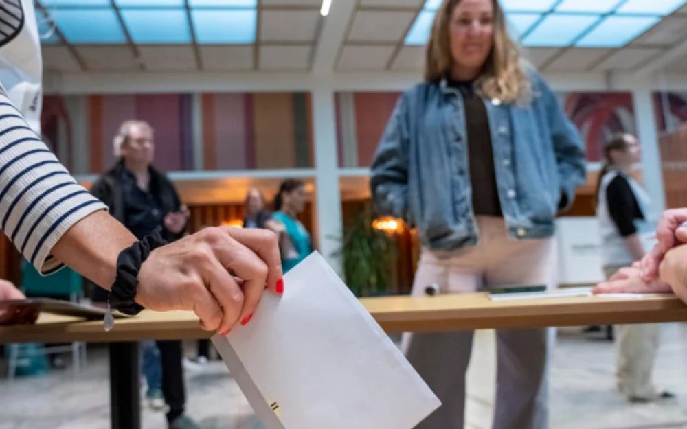 Suecia espera el voto exterior para definir un Parlamento empatado entre bloques