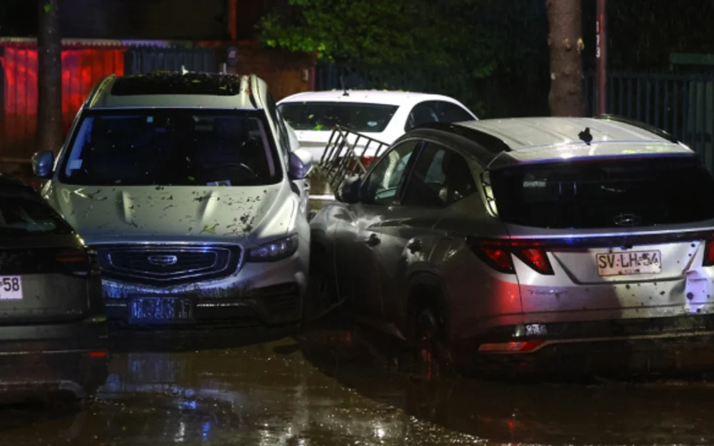 Senapred eleva a 384 los damnificados por aluvión en Las Condes y mantiene alerta roja en 10 comunas