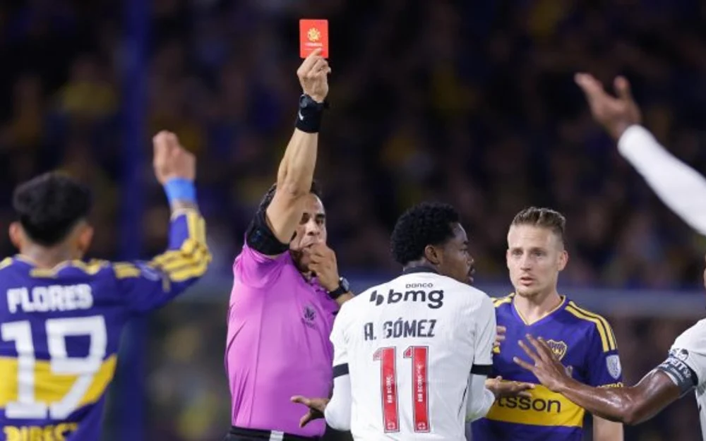 Piero Maza expulsa a Andrés Gómez con doble amarilla y desata críticas en Argentina
