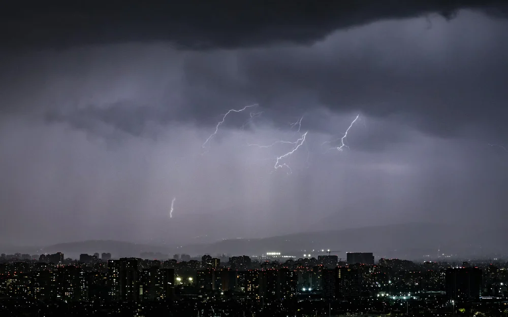 Alerta roja en la Región Metropolitana por lluvia, granizos y tormenta eléctrica