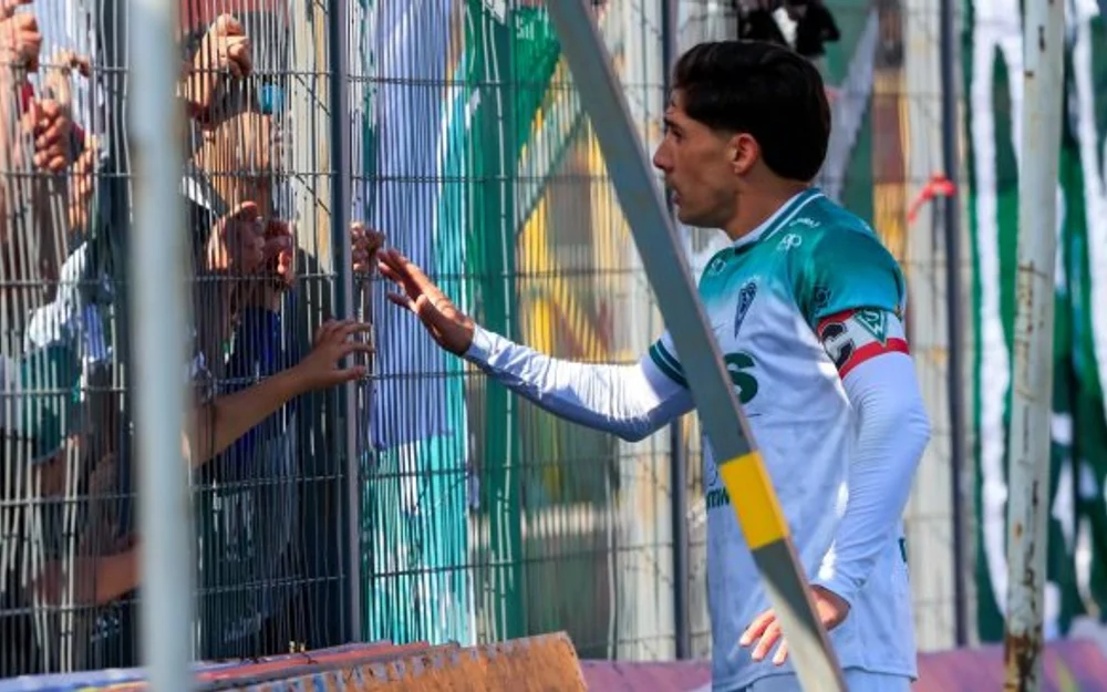 Árbitro Lara denuncia proyectiles y un fierro en la tribuna de Wanderers en Santa Laura