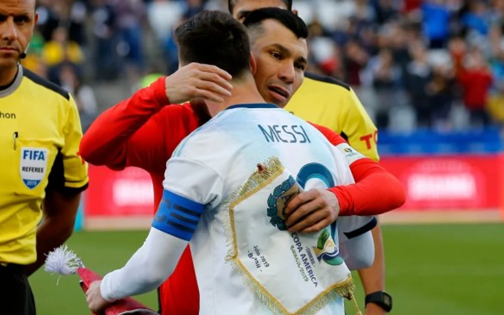 Gary Medel despide a Messi: "Fue un privilegio haberte enfrentado"