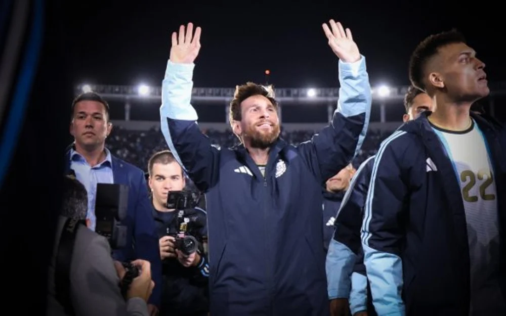Show de drones en homenaje a Messi en River termina con logo de Sancor Seguros y silbatina