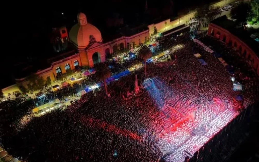 Recoleta homenajea a Víctor Jara con mil guitarras y mil voces en la Plaza La Paz