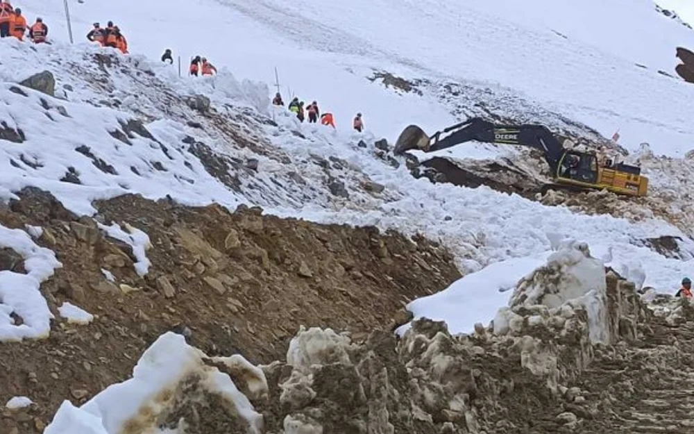 Dos trabajadores siguen atrapados tras avalancha en mina El Teniente de Codelco