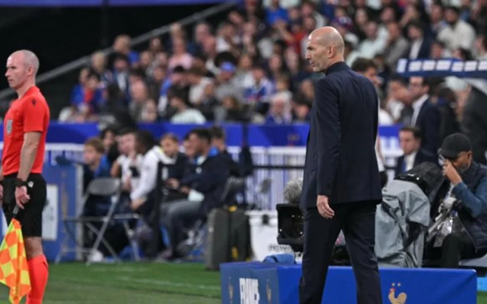 Zidane bajó un balón con clase desde el área técnica en Francia vs. Bélgica