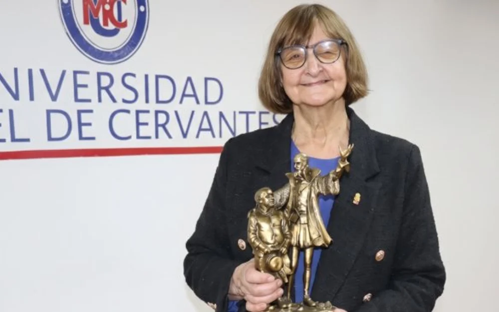 Rosa Devés recibe el premio Don Quijote de la Mancha 2026 de la Universidad Miguel de Cervantes