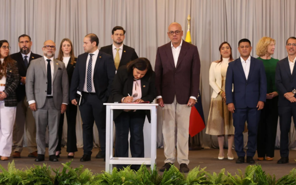 Venezuela: diálogo oficialista-opositor acuerda ampliar desbloqueo de portales y revisar leyes de comunicación