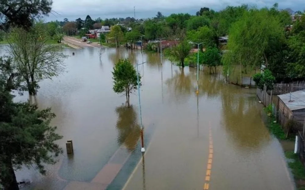 Crecida del Paraná y el Uruguay obliga a evacuar una isla y cierra 26 pasos fronterizos
