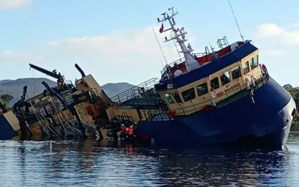 Armada rescata a 14 tripulantes tras varamiento de motonave cerca de Melinka