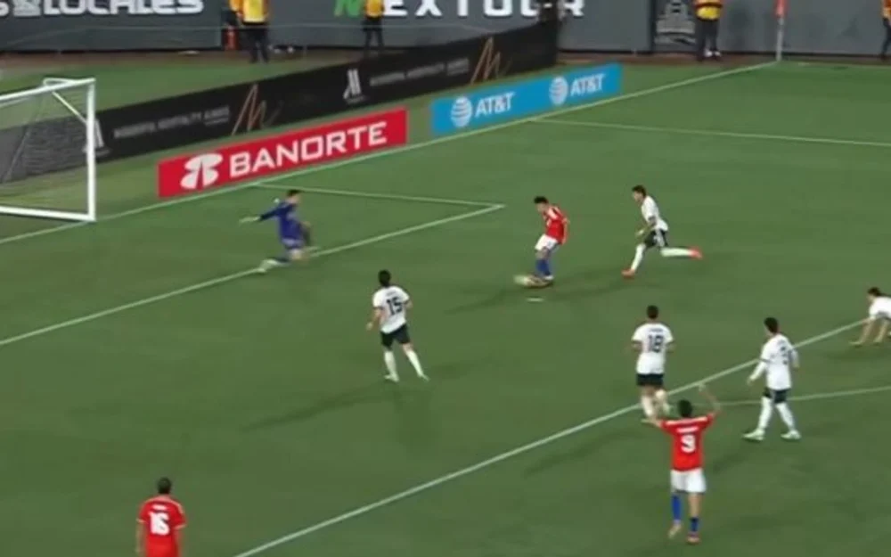 Vicente Pizarro amplía la ventaja de Chile ante México con un golazo en California