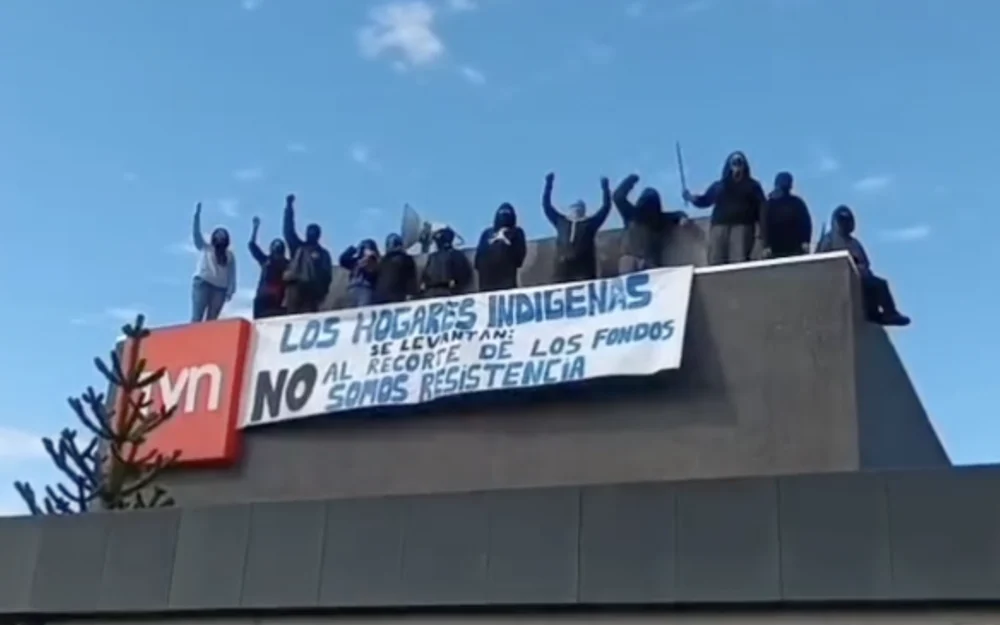 Estudiantes mapuche toman oficinas de Junaeb y TVN en Temuco por congelamiento de presupuestos culturales
