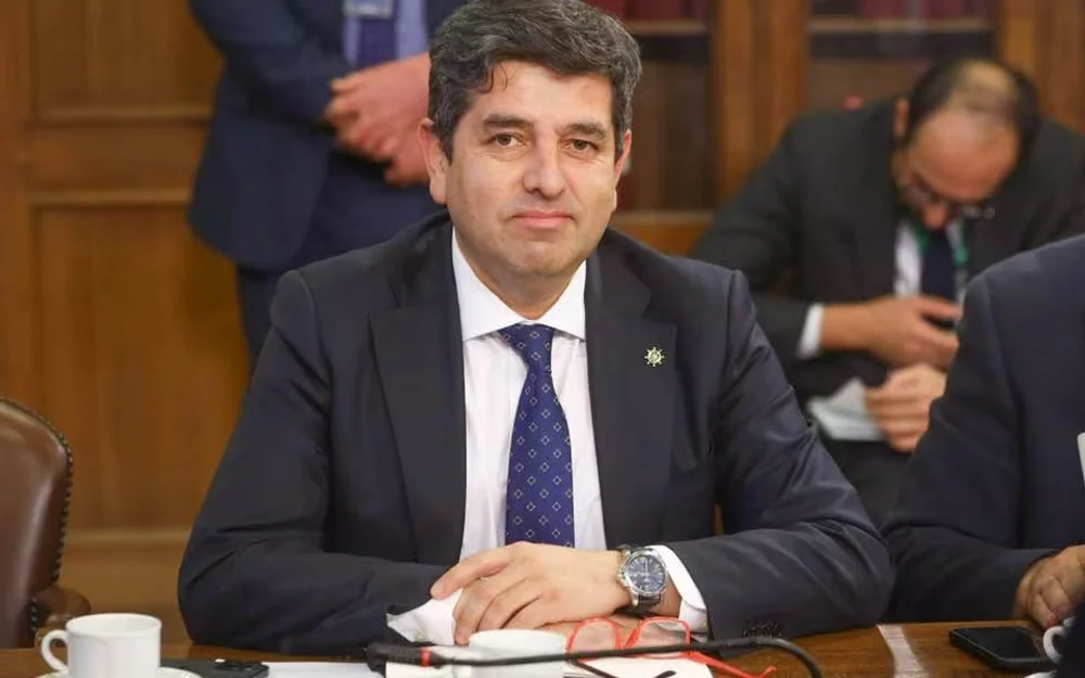 Diputado Daniel Valenzuela sufre robo de documentos desde su vehículo fiscal en Providencia