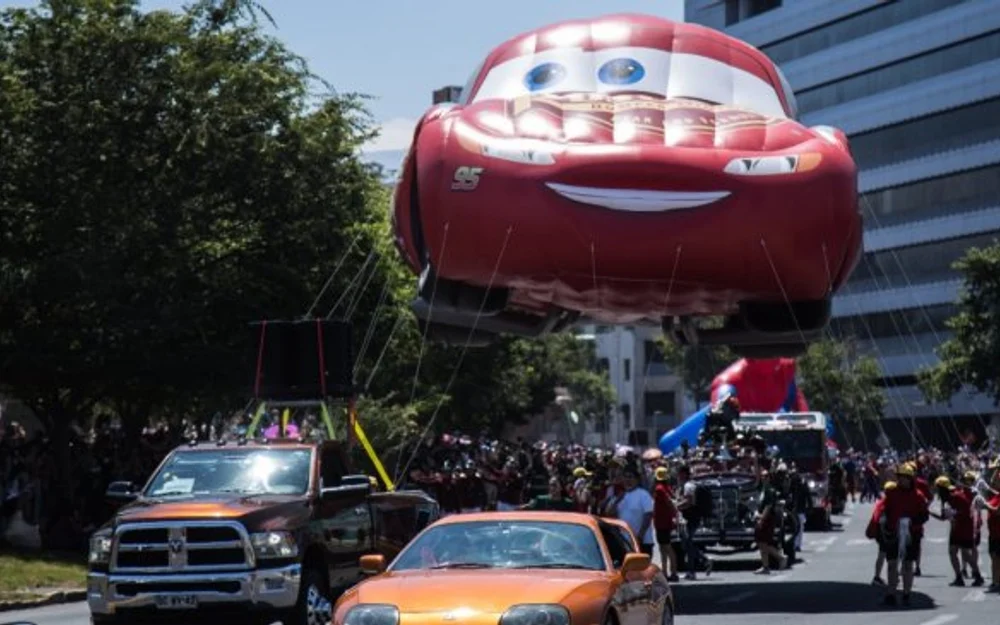 Paris Parade confirma su edición 15 con desfile de globos gigantes el 29 de noviembre en Providencia-Alameda