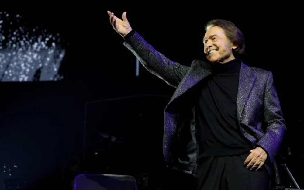 Raphael vuelve a Chile con "Raphaelísimo": dos horas de concierto y más de 25 canciones en el Movistar Arena