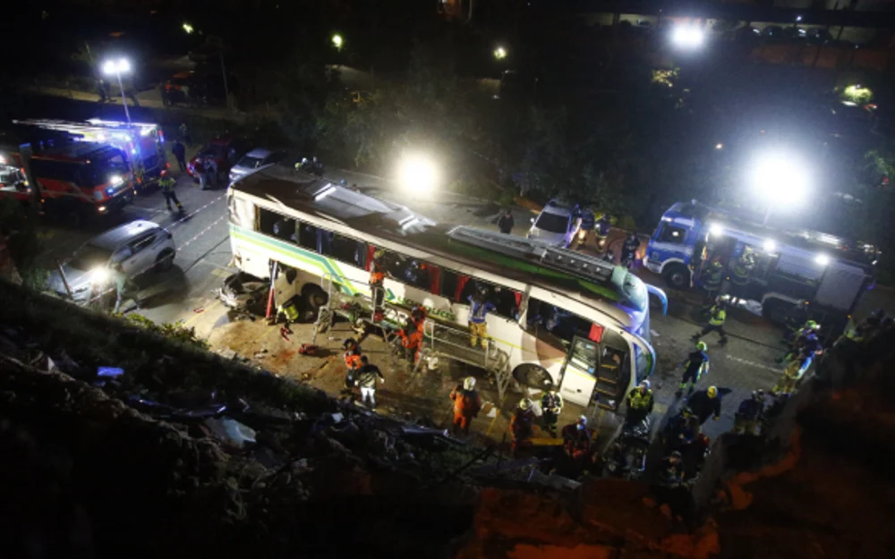 Bus de la Orquesta de Cámara de Chile cae 25 metros en cerro Placeres: un fallecido y 40 lesionados