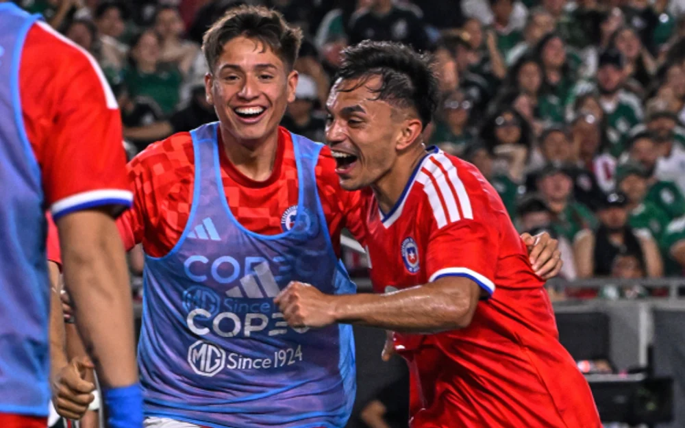Chile cierra la gira por Norteamérica con un 2-0 sobre México