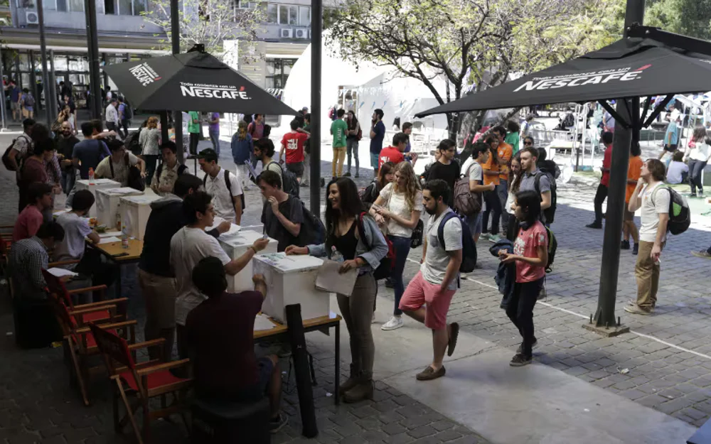 Cinco listas compiten por la FEUC en medio de tensiones por agresiones a estudiantes de derecha