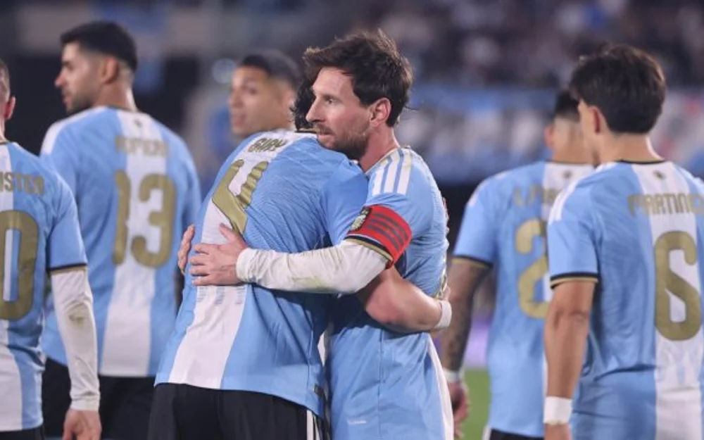 Messi cierra su ciclo en Argentina con gol, dos asistencias y un homenaje en el Monumental