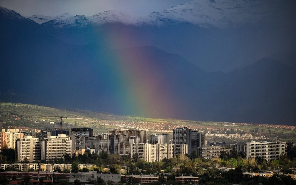 Chubascos y sol se alternan en Santiago con arcoíris incluido