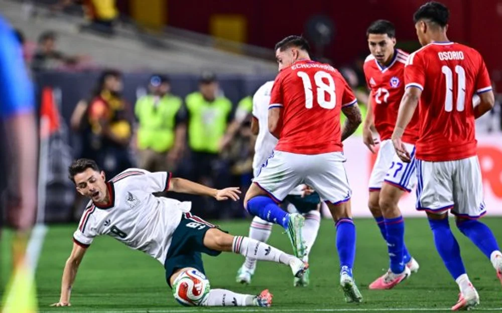 Chile cierra su gira por Norteamérica con un 2-0 sobre México que desata críticas a Rafael Márquez