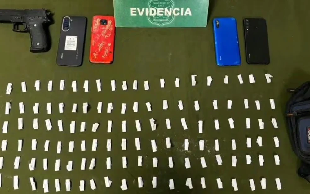 Carabineros detiene a tres personas en Bajos de Mena y decomisa 151 papelillos de droga
